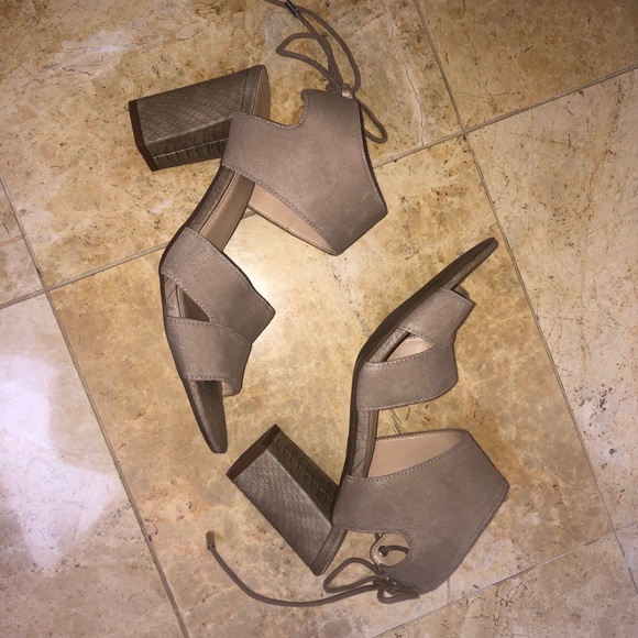 Franco Sarto Heels (Call it Spring) size 8 - Picture 3 of 4